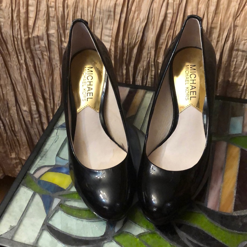 Patent leather pump